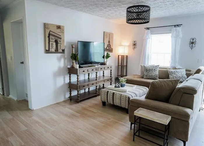 Beautiful Stylish 3 Bedroom Home In Greenville